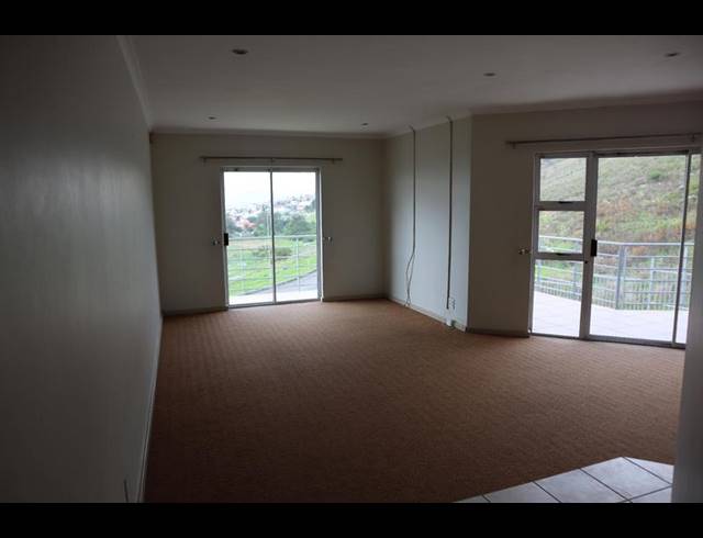 2 BEDROOM PROPERTY TO RENT IN VREDEHOEK
